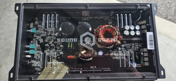 A Soundqubed S1-1250 Monoblock Amplifier with a lot of electronics inside.