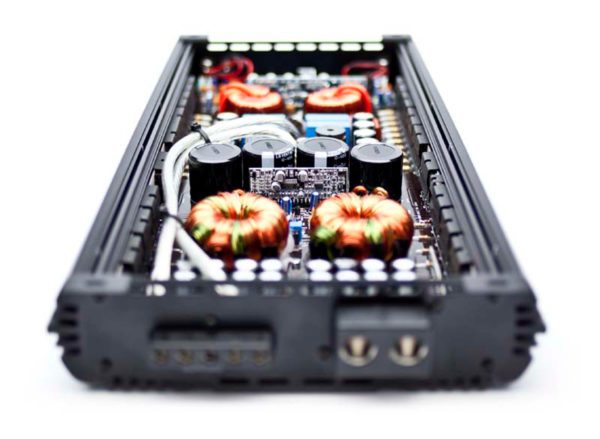 A close up of a Soundqubed Q1-2200.2 power supply with a lot of different components.