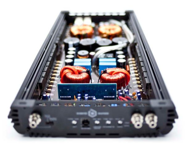 A close up of a Soundqubed Q1-2200.2 power amplifier.